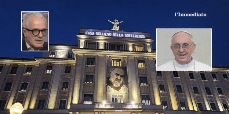 Gumirato e Papa Francesco; sullo sfondo, l'ospedale di San Pio
