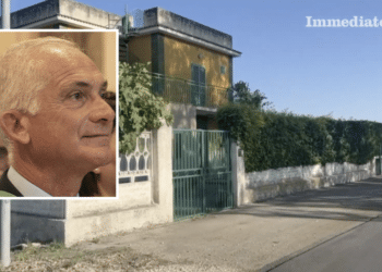 Gianni Rotice; sullo sfondo, la villa abusiva