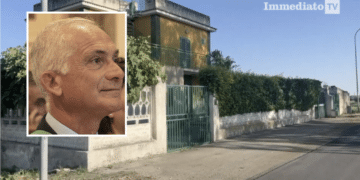 Gianni Rotice; sullo sfondo, la villa abusiva