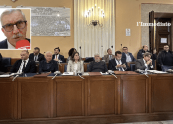 Opposizione; nel riquadro, il consigliere di maggioranza Pontone