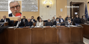 Opposizione; nel riquadro, il consigliere di maggioranza Pontone