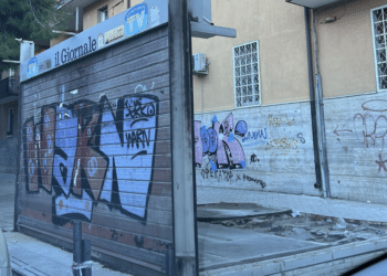 Ciò che resta di un'edicola a Foggia