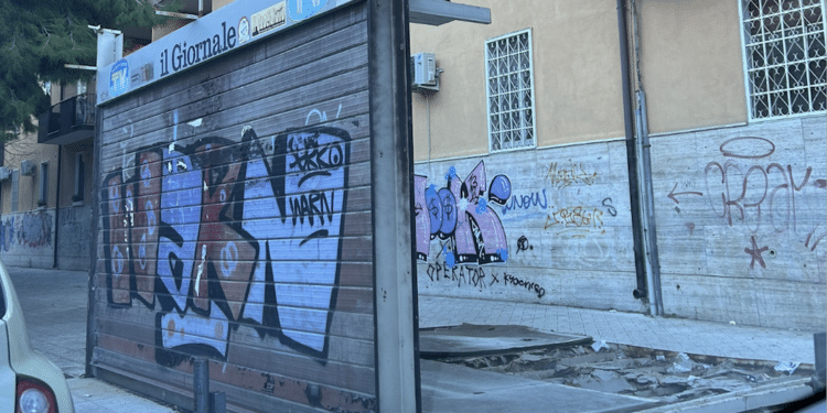Ciò che resta di un'edicola a Foggia