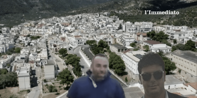 Quitadamo e Scirpoli; sullo sfondo, Mattinata