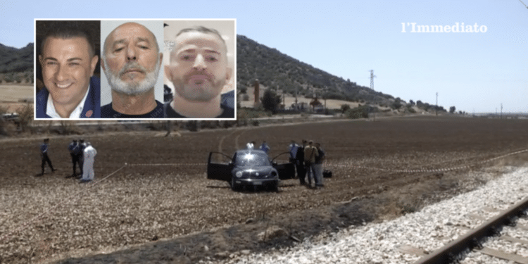 Miucci, Moretti e Raduano; sullo sfondo, il luogo della strage di San Marco
