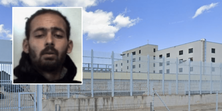 Abdalake El Kadhir; sullo sfondo, il carcere di Trani