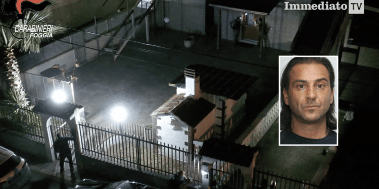 Ciro Francavilla; sullo sfondo, un'immagine tratta dal video dei carabinieri del blitz "Game Over"
