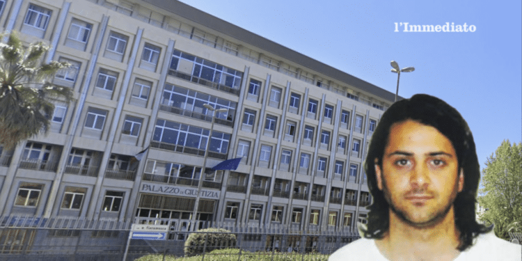 Giuseppe Francavilla; sullo sfondo, il tribunale di Bari