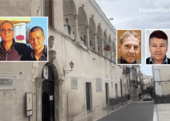 A sinistra, Michele e Raffaele Fatone; al centro, Salvemini; a destra, Romito; sullo sfondo, il Comune di Manfredonia