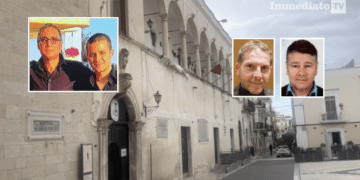 A sinistra, Michele e Raffaele Fatone; al centro, Salvemini; a destra, Romito; sullo sfondo, il Comune di Manfredonia
