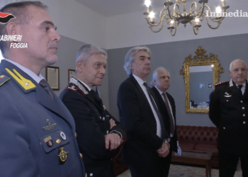 Al centro, il prefetto Valiante