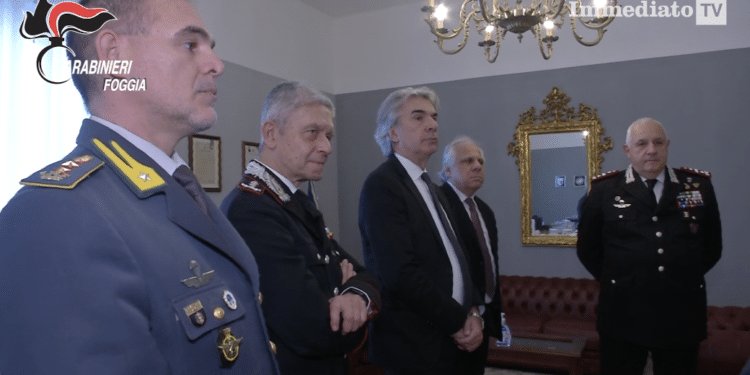 Al centro, il prefetto Valiante