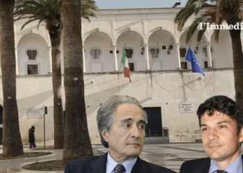 Piscitelli e Rossi; sullo sfondo, il Comune di Manfredonia
