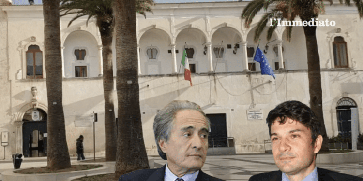 Piscitelli e Rossi; sullo sfondo, il Comune di Manfredonia