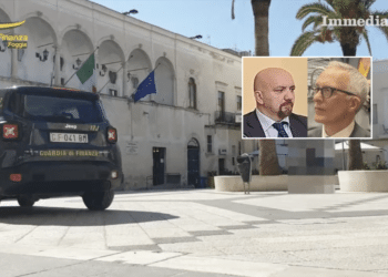 Nel riquadro, il procuratore aggiunto Guarriello e il procuratore capo Vaccaro; sullo sfondo, il blitz "Giù le mani"