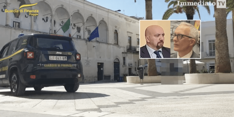 Nel riquadro, il procuratore aggiunto Guarriello e il procuratore capo Vaccaro; sullo sfondo, il blitz "Giù le mani"