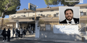 La sede "Metropolis" nella frazione "Montagna" di Manfredonia; nel riquadro, Paparella