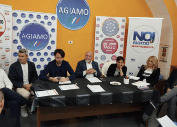 Gianluca Iaconeta il primo da destra durante la presentazione della coalizione