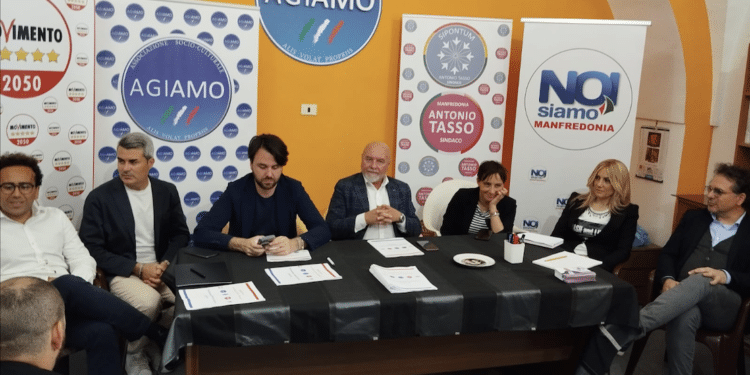 Gianluca Iaconeta il primo da destra durante la presentazione della coalizione