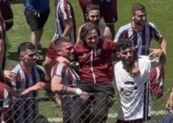 Dino Mione portato in trionfo dai calciatori