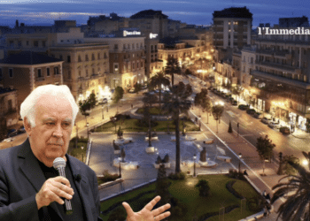 Michele Santoro; sullo sfondo, Piazza Giordano