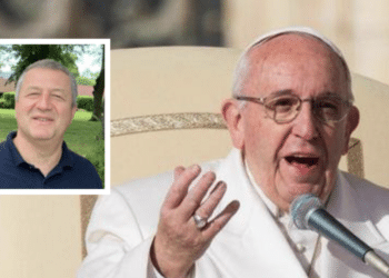 Papa Francesco; nel riquadro, don Dino D'Aloia