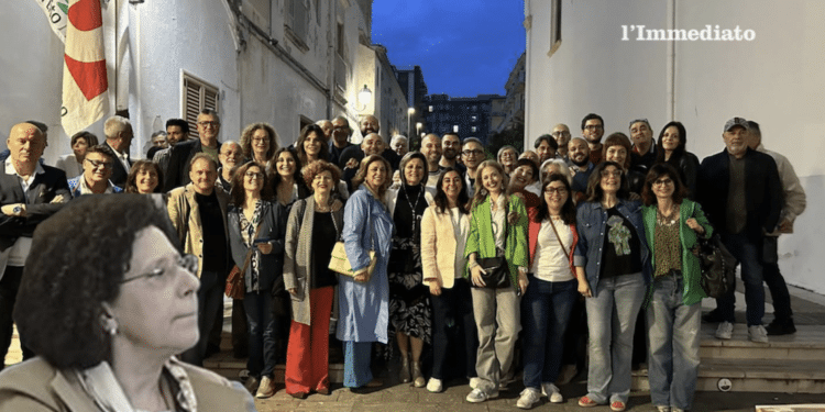 La foto postata dal Pd; a sinistra, Grandolfo