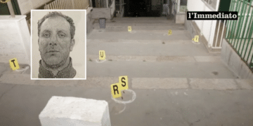 Giovanni Iannoli; sullo sfondo, il luogo dell'omicidio Fabbiano