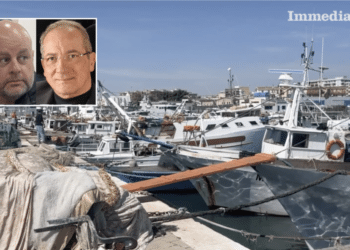 Gli avvocati Fischetti e Guerra; sullo sfondo, immagine di archivio del porto commerciale di Manfredonia