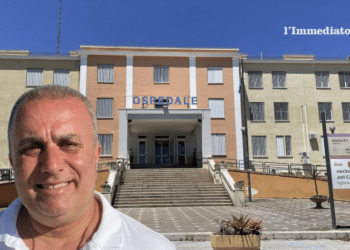 Ugo Galli; sullo sfondo, l'ospedale San Camillo de Lellis