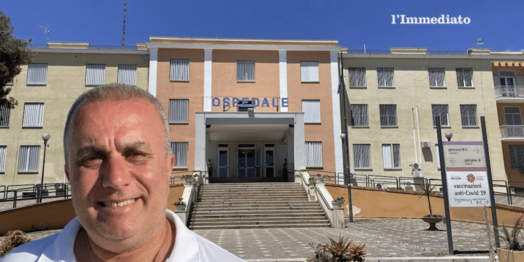 Ugo Galli; sullo sfondo, l'ospedale San Camillo de Lellis