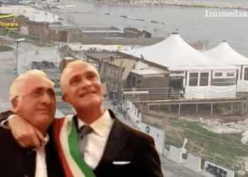 Michele e Gianni Rotice; sullo sfondo, il "Guarda che Luna"