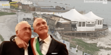 Michele e Gianni Rotice; sullo sfondo, il "Guarda che Luna"