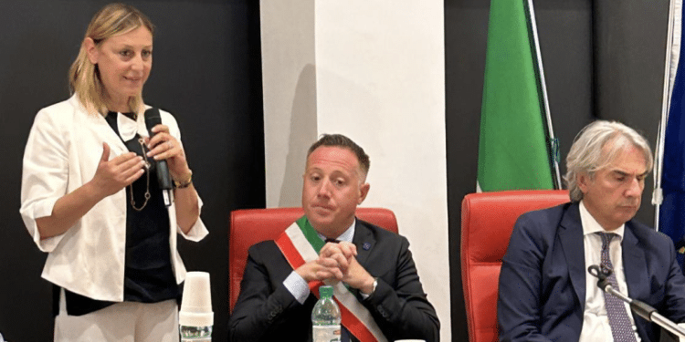 La presidente di Anci Puglia, Fiorenza Pascazio, il sindaco di Mattinata, Michele Bisceglia e il prefetto di Foggia, Maurizio Valiante