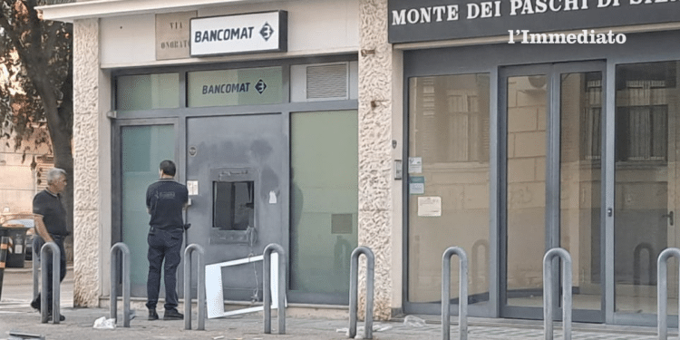bancomat della Monte dei Paschi in via Onorato a Foggia