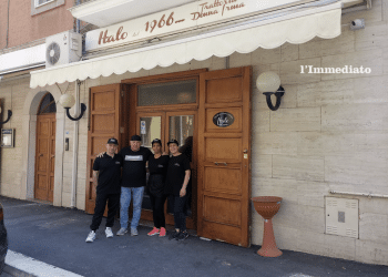 Di Fonso con il suo staff davanti alla trattoria "Da Italo"