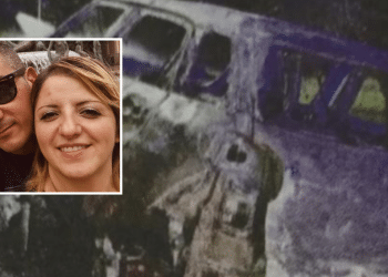 Caliendo e Salcone; sullo sfondo, l'auto incendiata