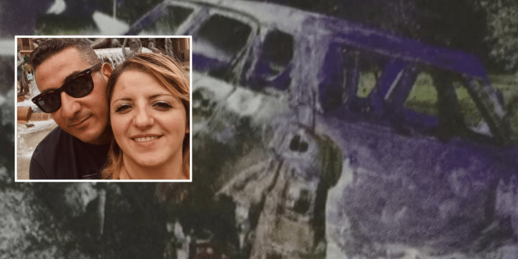 Caliendo e Salcone; sullo sfondo, l'auto incendiata