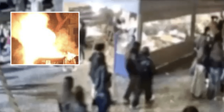 Foto da Antenna Sud; nel riquadro, cassonetti incendiati