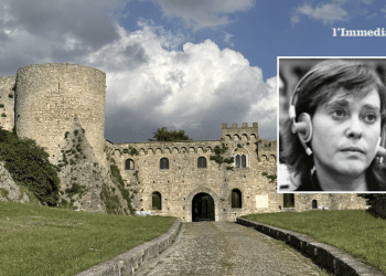 Maria Teresa Di Lascia; sullo sfondo, il castello di Bovino