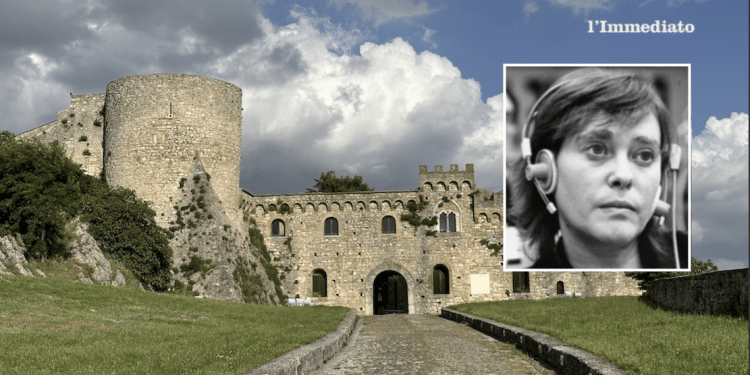 Maria Teresa Di Lascia; sullo sfondo, il castello di Bovino