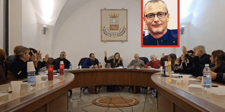 Consiglio comunale Apricena; nel riquadro, Alfonso Masselli