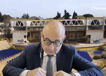 Giuseppe Galasso; sullo sfondo, il Teatro Mediterraneo