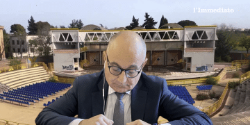 Giuseppe Galasso; sullo sfondo, il Teatro Mediterraneo