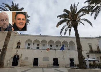 Gli avvocati Fischetti e Bavaro; sullo sfondo, il Comune di Manfredonia