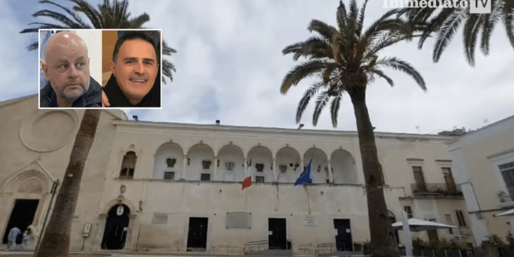 Gli avvocati Fischetti e Bavaro; sullo sfondo, il Comune di Manfredonia