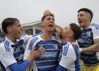 L'abbraccio a Capomaggio dopo il gol del 2-0. Foto Gianni Marino