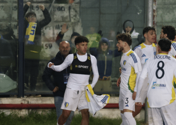 Achik festeggia sotto la curva del Cerignola.    foto gianni marino