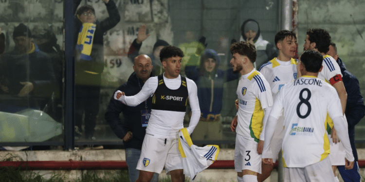 Achik festeggia sotto la curva del Cerignola.    foto gianni marino