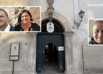 La Marca, Starace e Galli; sullo sfondo, il Comune di Manfredonia